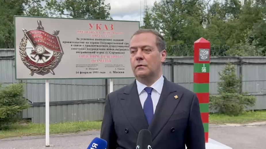 Медведев пообещал симметричную реакцию на вступление Финляндии в НАТО"/>













