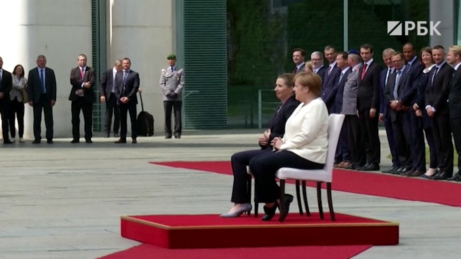 Меркель сидя прослушала гимн на очередной встрече на высшем уровне