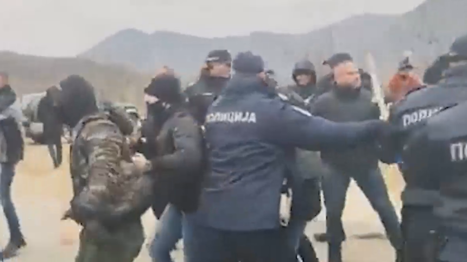 Сербы прорвали оцепление на границе с Косово, но получили отпор полиции"/>













