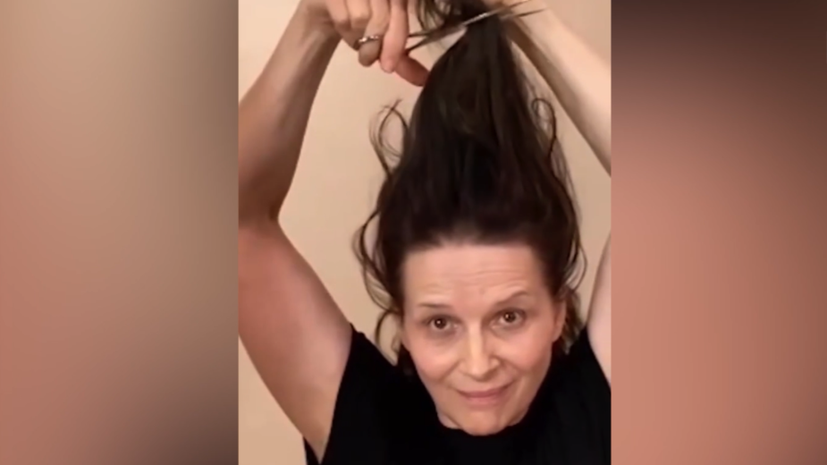 Во Франции актрисы отрезали себе волосы в поддержку протестующих иранцев
