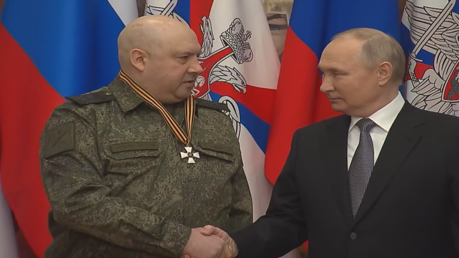 Путин наградил Суровикина орденом Святого Георгия"/>













