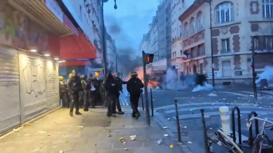В Париже начались беспорядки после стрельбы у курдского центра"/>













