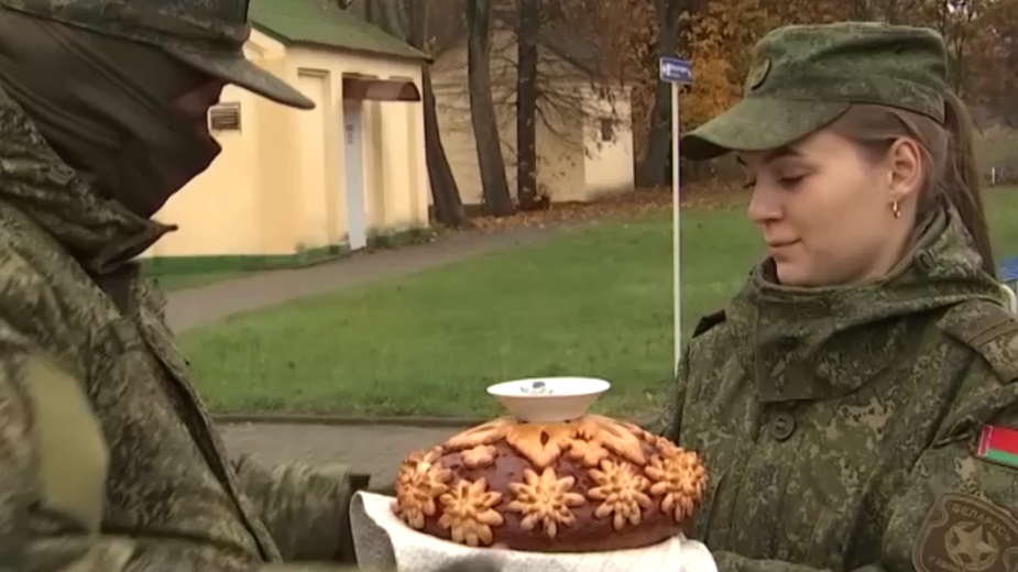 Новые кадры прибытия российских военных в Белоруссию"/>













