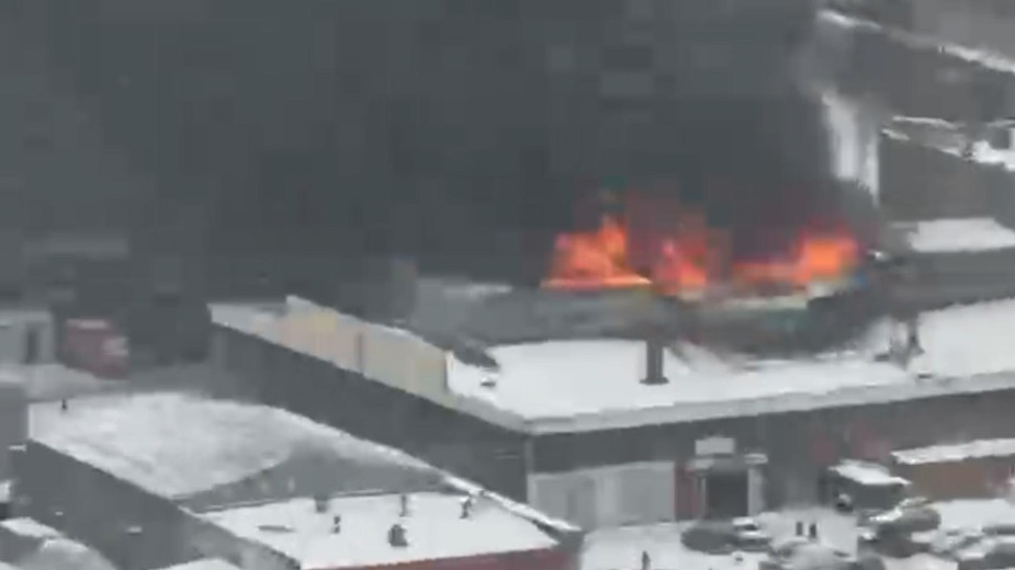 На севере Москвы загорелись склады на площади 1 тыс. кв. м