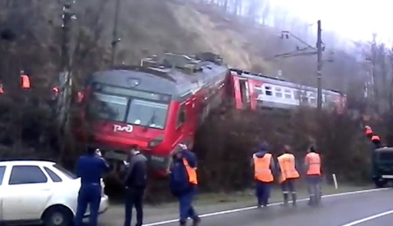 Два первых вагона электрички сошли с рельсов в Туапсе