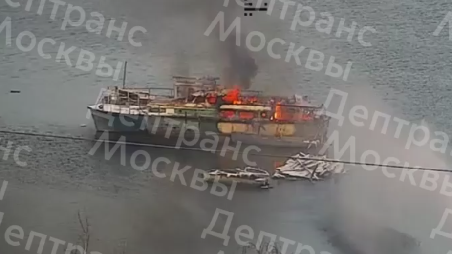 На юго-востоке Москвы загорелось пришвартованное судно
