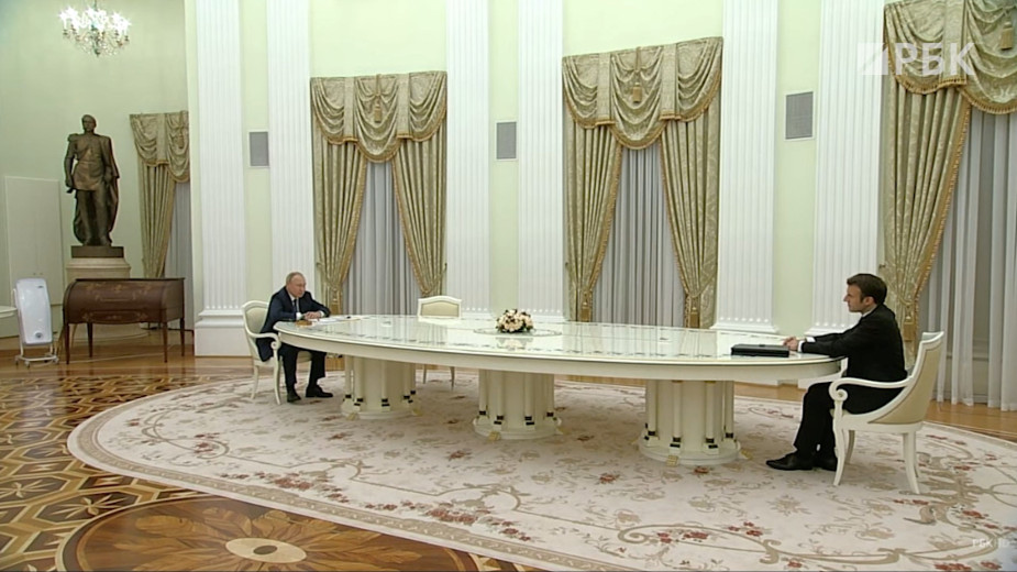 Кадры визита Макрона в Москву и начала переговоров с Путиным"/>













