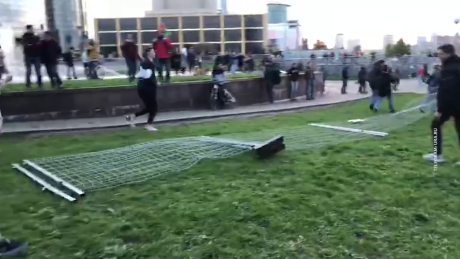 Появилось видео перетягивания забора на акции протеста в Екатеринбурге