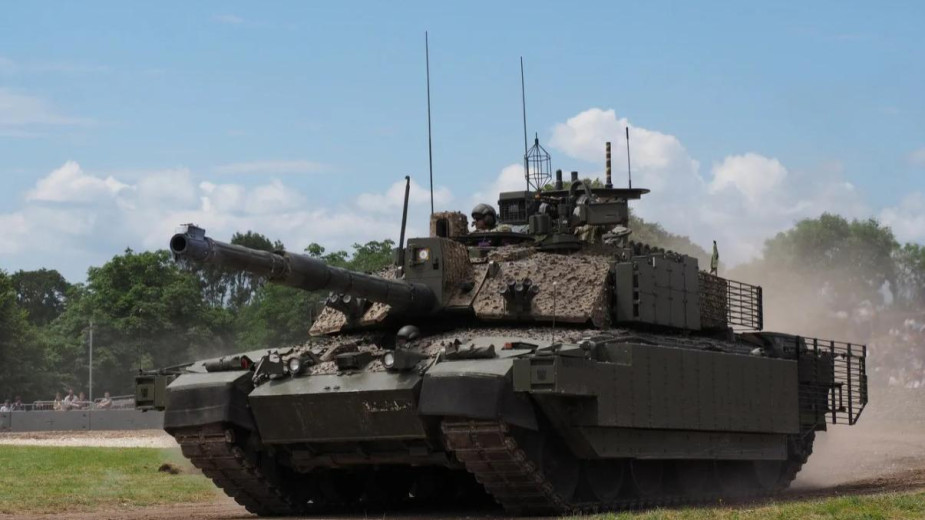 Лондон объявил о поставках Украине танков Challenger 2 и БТР Bulldog"/>













