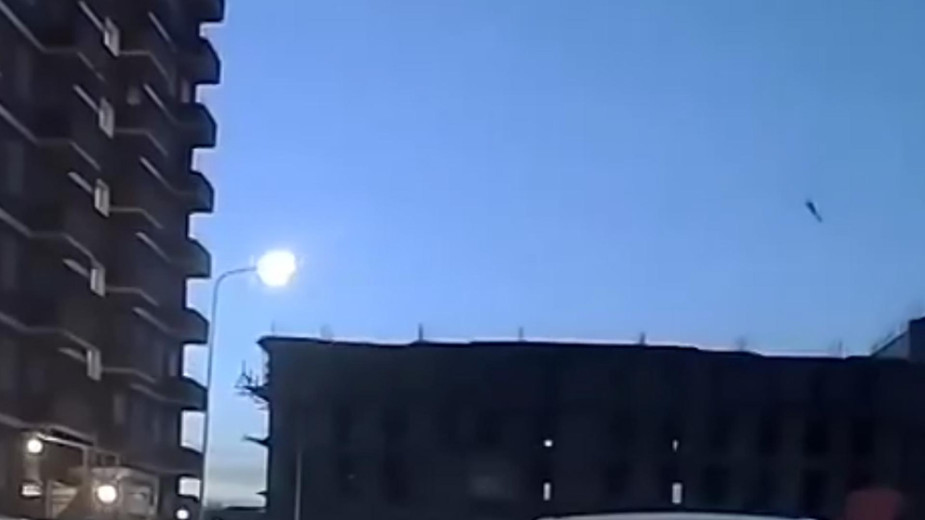 Момент падения Су-30 на жилой дом в Иркутске попал на видео"/>













