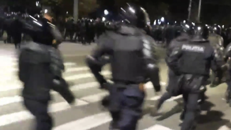 Кадры сноса полицией протестного лагеря в Молдавии"/>













