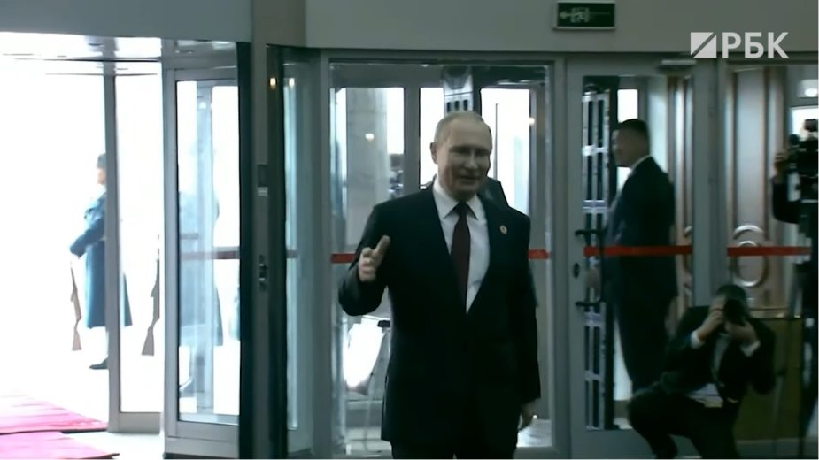Путин прилетел на саммит ЕАЭС в Киргизии. Видео