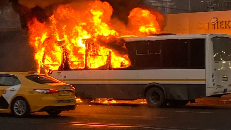 В Москве рядом со станцией метро загорелся автобус. Видео