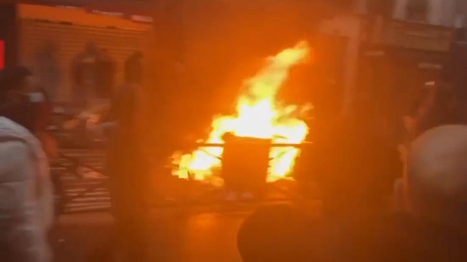 Протестующие из-за стрельбы в Париже подожгли автомобиль