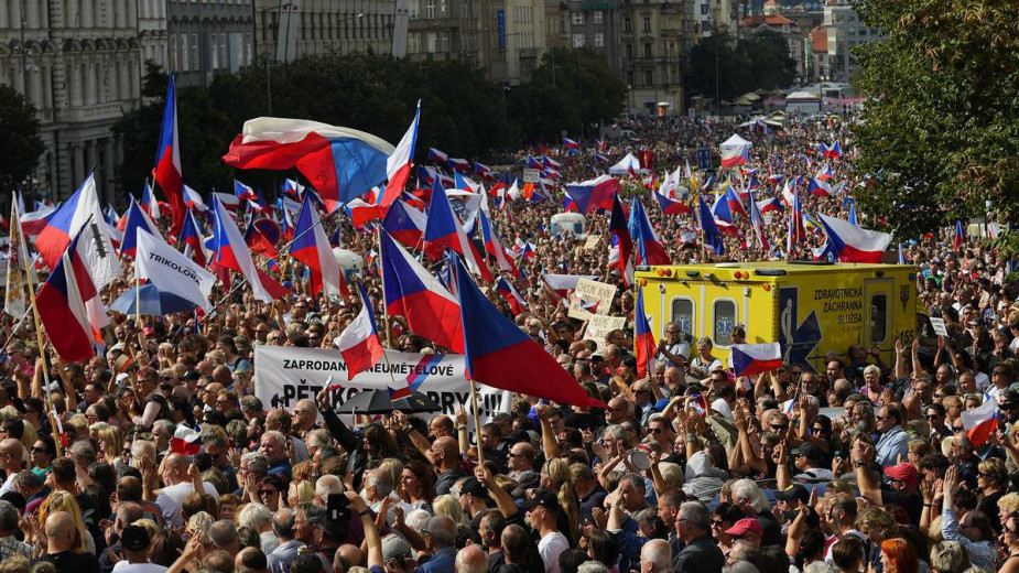 Не менее 70 тыс. человек вышли на улицы в Праге, требуя дешевый газ"/>













