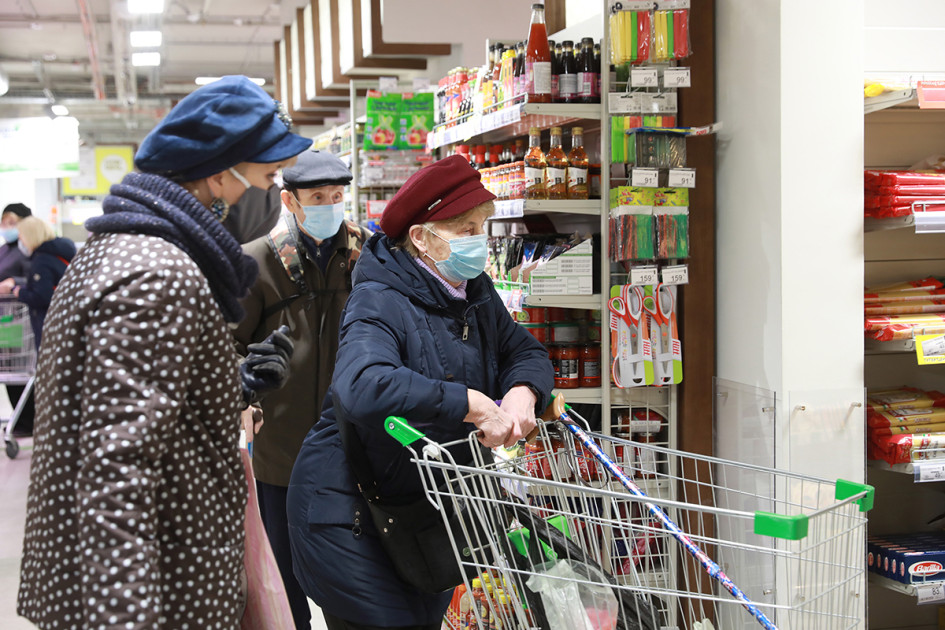 Россия. Санкт-Петербург. Покупатели в одном из магазинов города во время пандемии коронавируса COVID-19