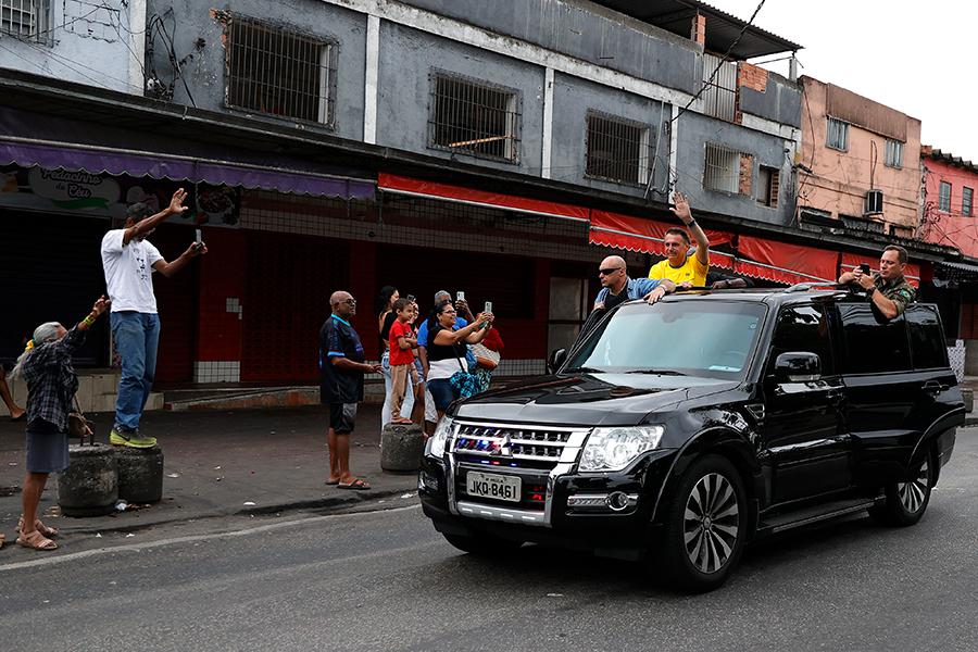 Жаир Болсонару (в желтой футболке)