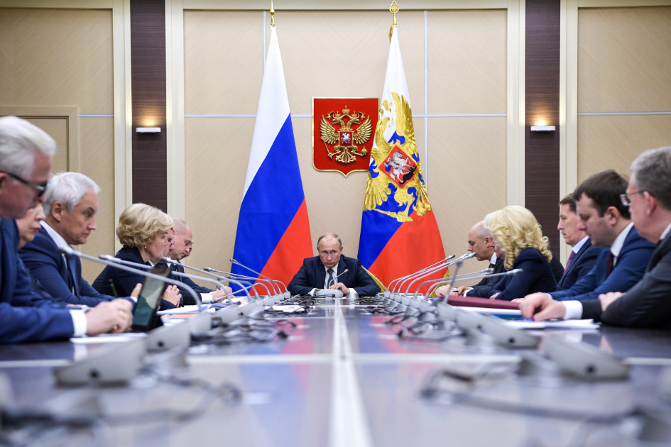 Владимир Путин (в центре) на совещании с членами правительства РФ в резиденции Ново-Огарево