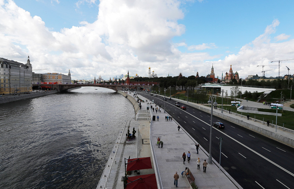 Вид на Москворецкую набережную с «парящего» моста в парке «Зарядье»