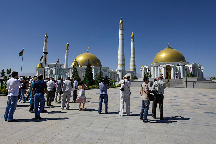 Посетители у мавзолея Сапармурата Ниязова и мечети Туркменбаши Рухы. 2009 год


