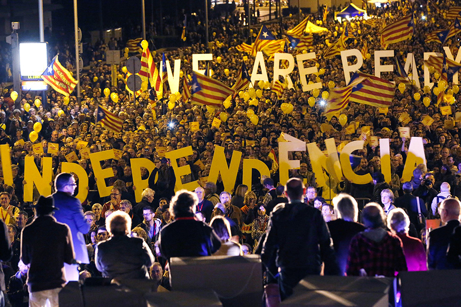 Сторонники независимости Каталонии держат буквы, образующие слова: "Мы готовы", "Независимость". 7 ноября 2014 года


