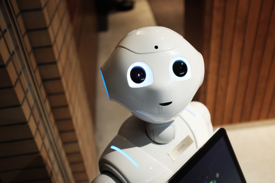 Известный во всем мире робот Pepper из Японии — пример робота, внешне похожего на человека