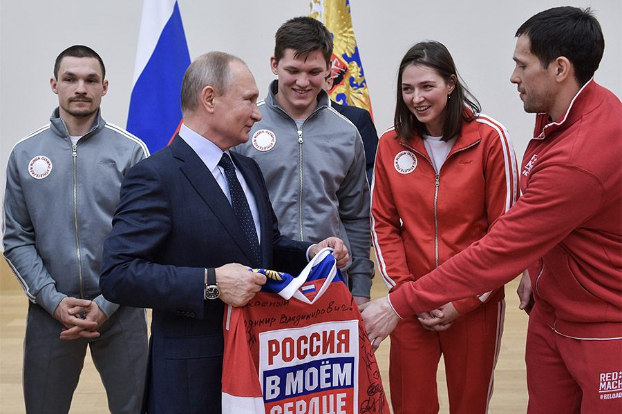 Владимир Путин (слева на первом плане) во время встречи с участниками XXIII Олимпийских зимних игр 2018 года в Пхёнчхане в Ново-Огарево. Справа - хоккеист Павел Дацюк