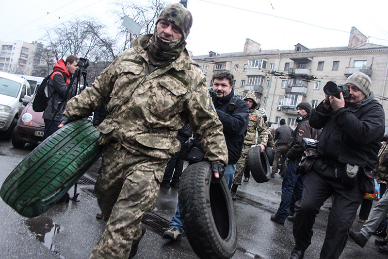 Бойцы 24-го отдельного штурмового батальона Вооруженных сил Украины «Айдар» во время пикета у здания Минобороны Украины