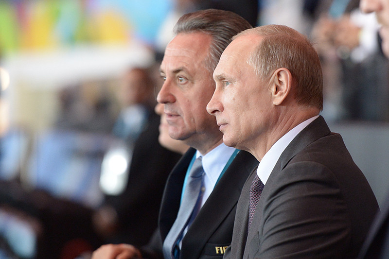Виталий Мутко и Владимир Путин во время торжественной церемонии закрытия чемпионата мира по футболу 2014 года на стадионе «Маракана»