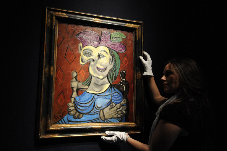 Картинки по запросу Пабло Пикассо «Сидящая женщина в голубом платье»