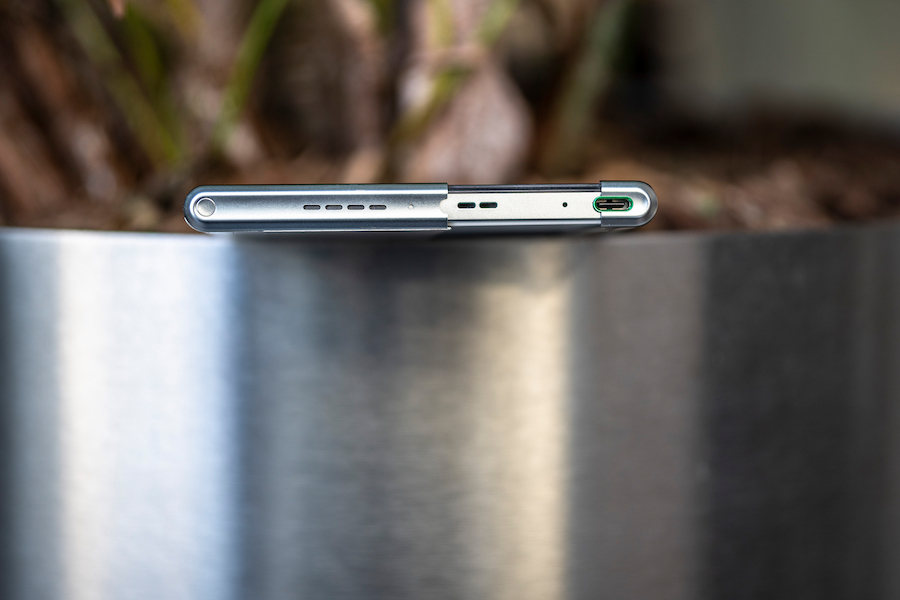 Нижняя часть OPPO X 2021, слева видна заглушка стержня-оси, справа — гнездо для зарядки
