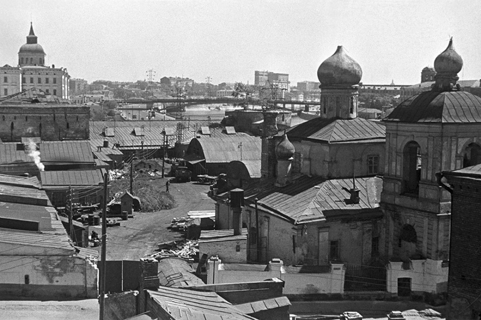 Старое Зарядье перед сносом. Вдали — Устьинский мост. 1940 год