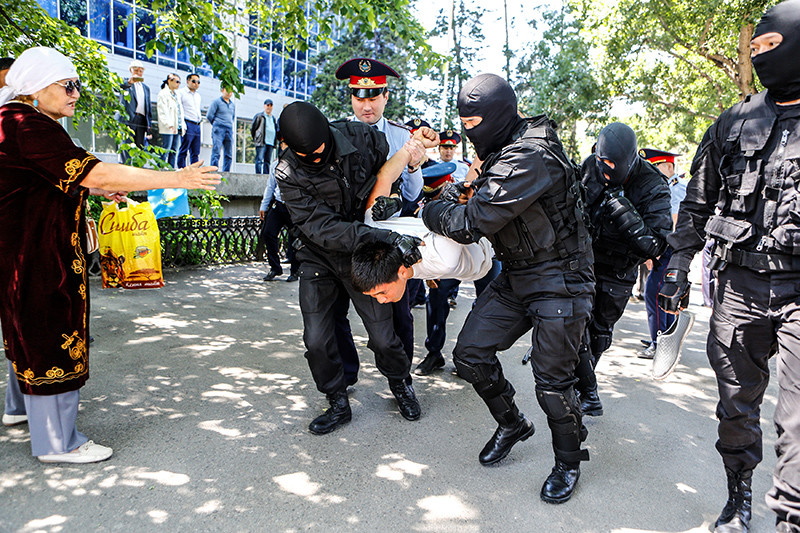 Сотрудники ОМОНа задерживают демонстранта в ходе акции протеста, ​Алма-Ата, май 2016 года



