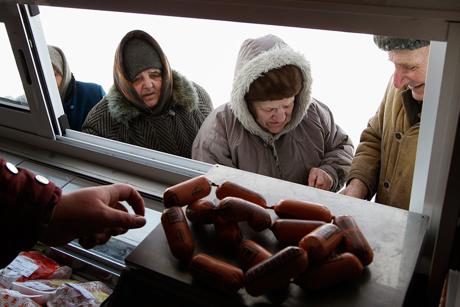 Жители Белоруссии во время покупки продуктов
