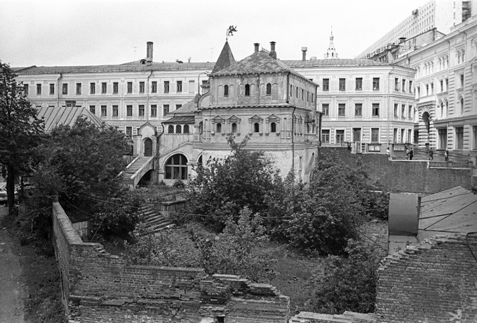 Боярские палаты на улице Разина (Варварка), построенные в XVII столетии, считаются одним из древнейших сооружений гражданского зодчества Москвы. Фото 1970 года