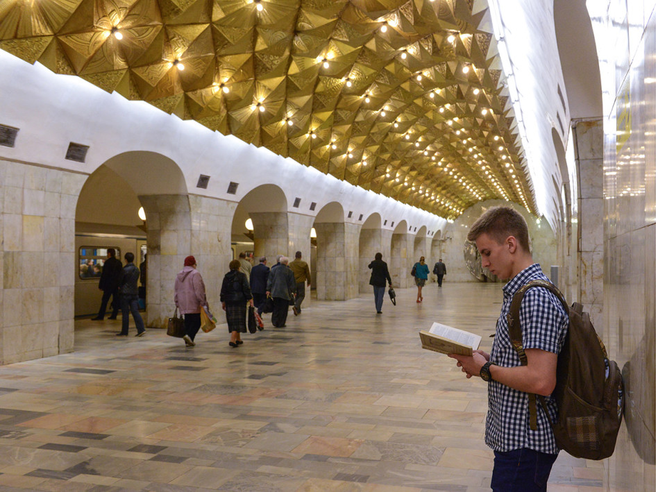 Пассажиры на станции метро «Авиамоторная»