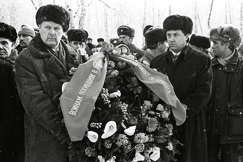 1996 год. Мэр Санкт-Петербурга Анатолий Собчак и заместитель мэра города (председатель комитета мэрии по социальным вопросам) Виталий Мутко на открытии памятника афганцам на Серафимовском кладбище