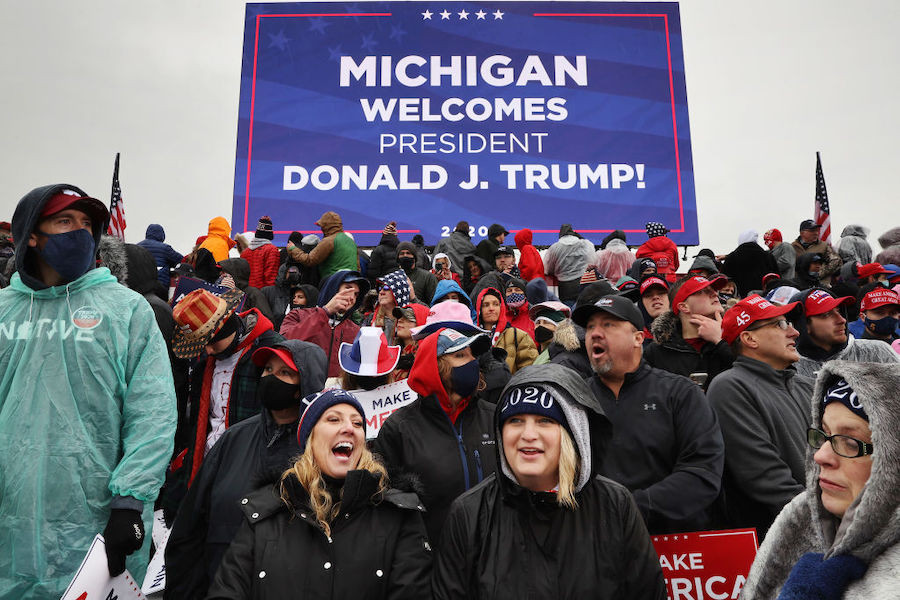 Жители Мичигана на митинге в поддержку переизбрания Дональда Трампа, октябрь 2020 года. Четыре года назад Трамп одержал там победу над Хиллари Клинтон с минимальным перевесом в истории штата — всего 11 тыс. голосов из почти 5 млн проголосовавших
