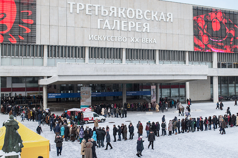 Посетители в очереди на выставку «Валентин Серов. К 150-летию со дня рождения» у входа в Третьяковскую галерею на Крымском валу. 23 января 2016 года