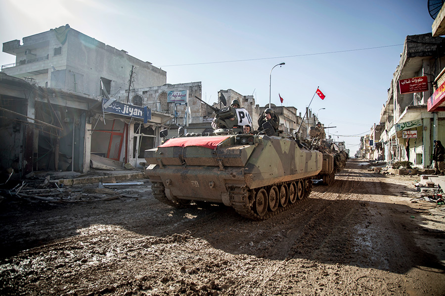 Турецкая военная техника в сирийском городе Айн-эль-Арабе


