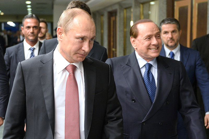 Президент России Владимир Путин и бывший премьер-министр Италии Сильвио Берлускони (слева направо) во время встречи