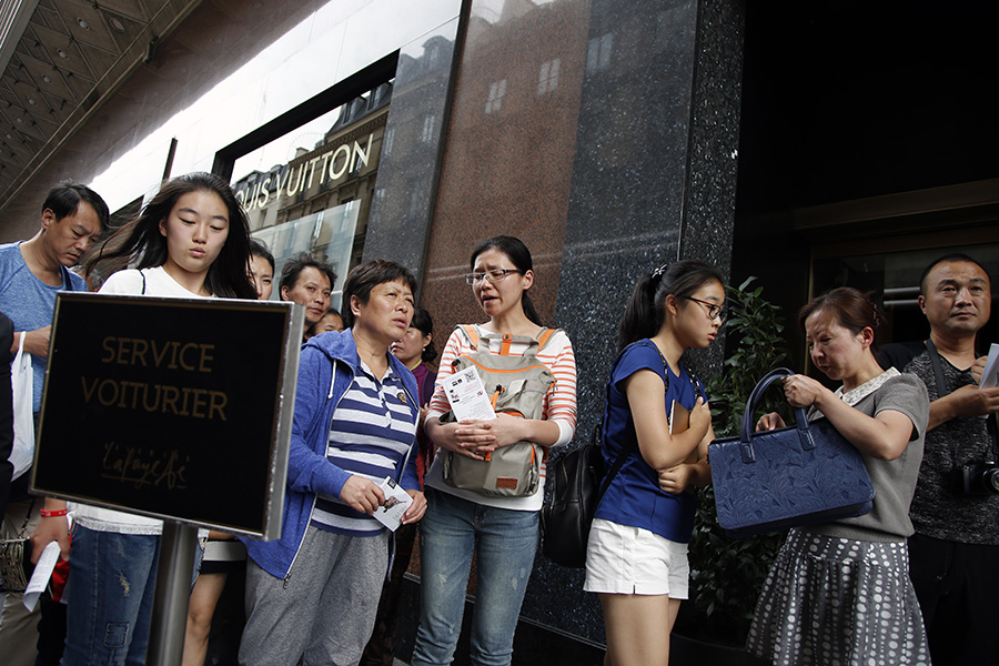 Очередь туристов из Китая в универмаг Galeries Lafayette в Париже
