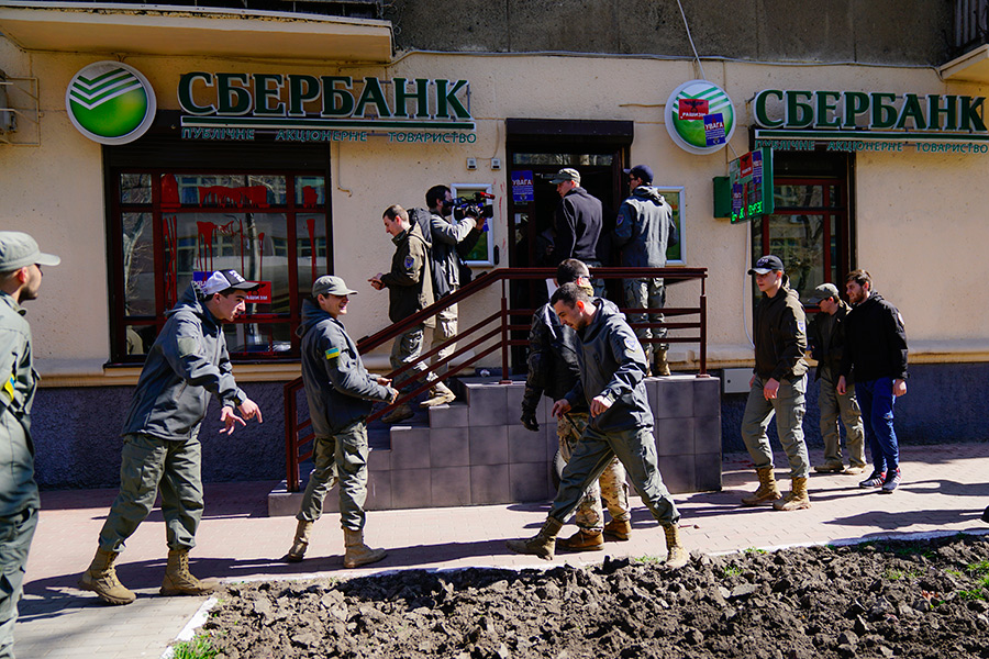 Радикалы у одного из офисов Сбербанка в Одессе