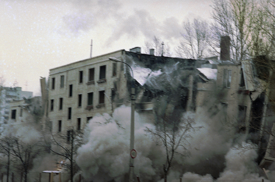 Снос хрущевки на Кастанаевской улице методом «мягкого взрыва». 1996 год