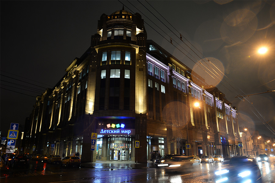 Здание торгового центра «Военторг» на улице Воздвиженка