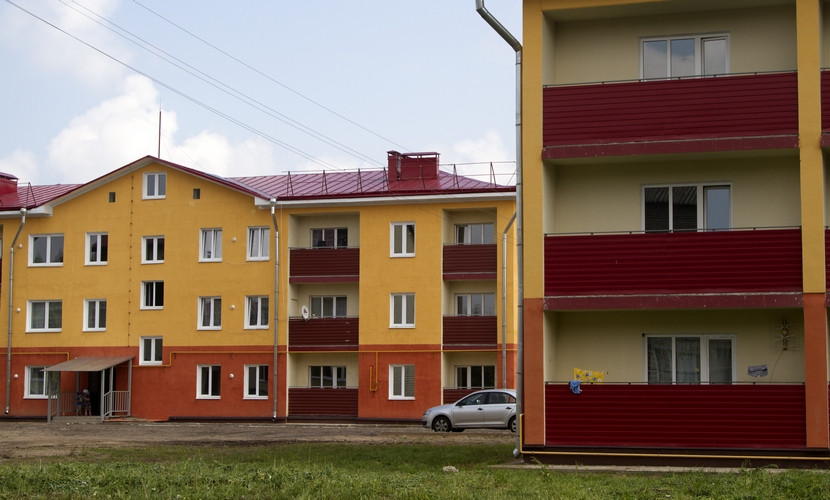 Большую часть квартир в новом здании получили жители ветхих деревянных домов. Прежнее жилье переселенцев должны снести в ближайшее время