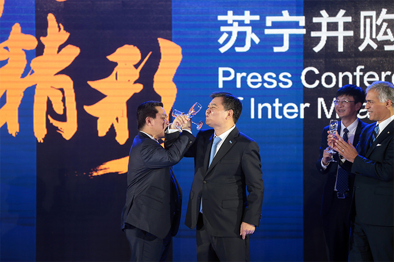 Президент ​футбольного клуба «Интер» Эрик Тохир и миллиардер Чжан Цзиньдун (слева направо)


