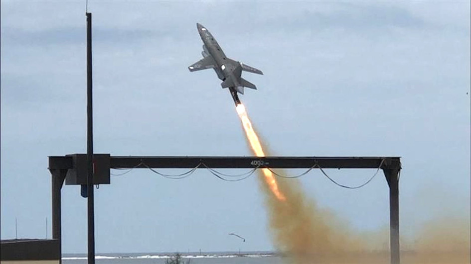 Запуск беспилотника Kratos UTAP-22 с «компьютерным мозгом» на борту