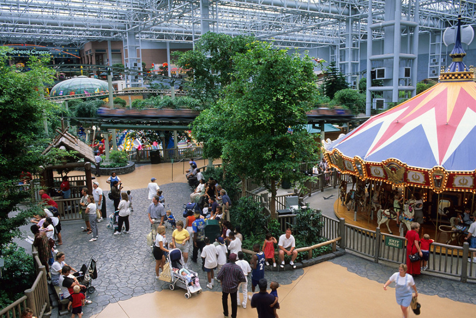 Mall of America в Блумингтоне, США. Значительную площадь ТЦ занимает всепогодный парк аттракционов