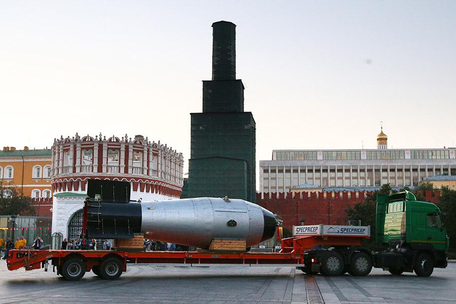 Макет термоядерной бомбы АН-602 («Кузькина мать») был доставлен 23 августа 2015 года из Федерального ядерного центра в Сарове в ЦВЗ «Манеж» в рамках культурно-исторической выставки «70 лет атомной отрасли. Цепная реакция успеха»